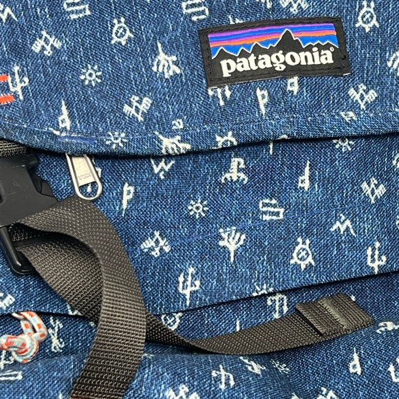 Patagonia Women’s backpack Navy White 18x11x6 - Picture 4 of 5